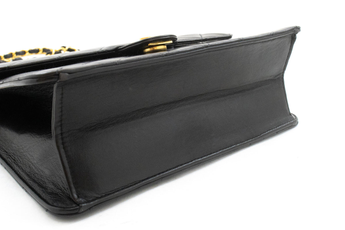 CHANEL Kleine Ketten-Umhängetasche Clutch Schwarz Steppung Überschlag Lammleder ao8 — Unterseite hannari-shop