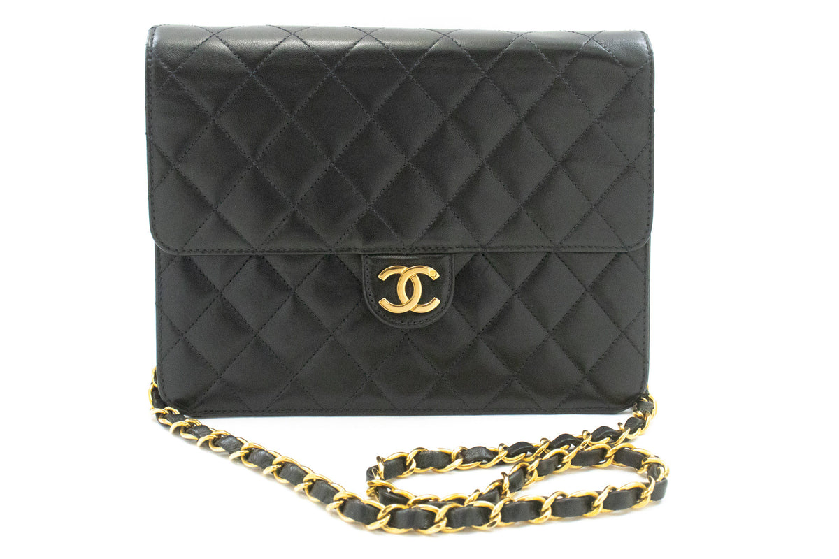 CHANEL Kleine Ketten-Umhängetasche Clutch Schwarz Gestepptes Klappmodell Lammleder ao7 — Vorderseite hannari-shop