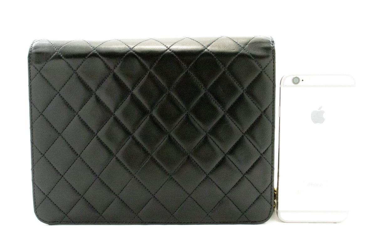 CHANEL Kleine Ketten-Umhängetasche Clutch Schwarz Gestepptes Klappmodell Lammleder ao7 — Rückseite hannari-shop