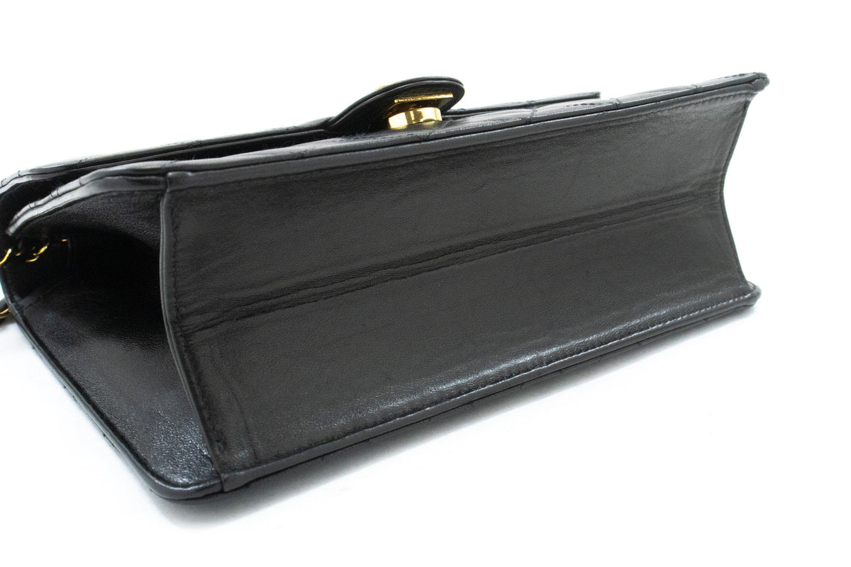 CHANEL Kleine Ketten-Umhängetasche Clutch Schwarz Gestepptes Klappmodell Lammleder ao7 — Unterseite hannari-shop
