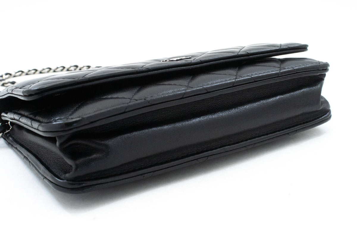 CHANEL Schwarze Classic Wallet On Chain WOC Schultertasche Lammleder SV ap8 — Unterseite hannari-shop