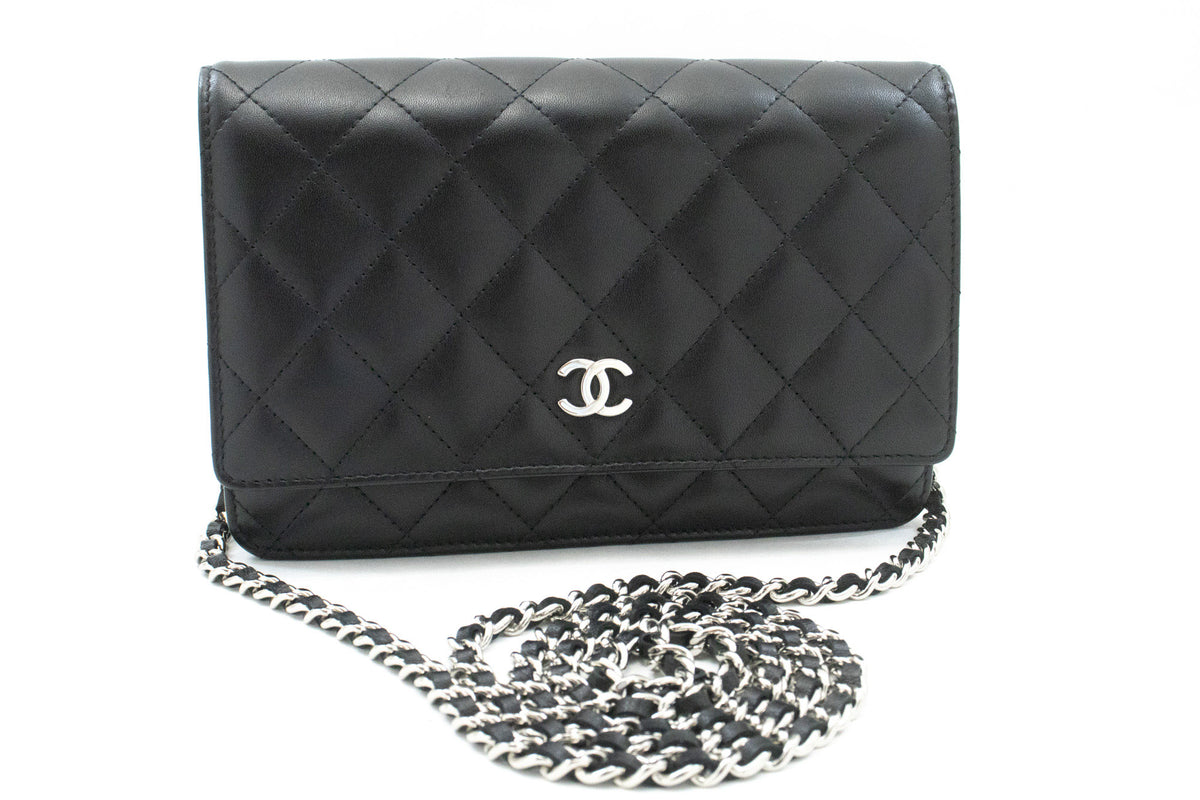 CHANEL Schwarze Classic Wallet On Chain WOC Umhängetasche aus Lammleder ap5 — Vorderseite hannari-shop