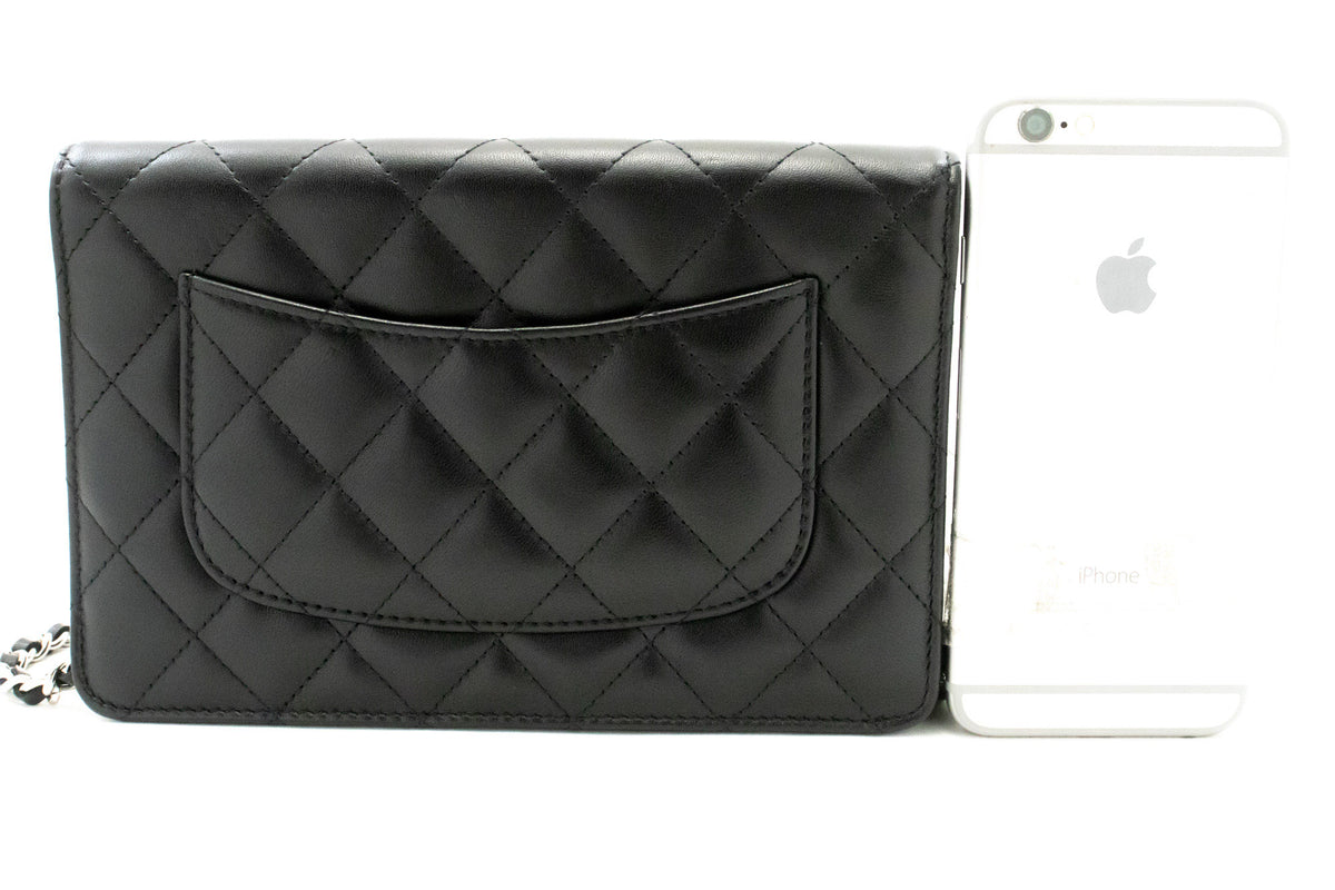 CHANEL Schwarze Classic Wallet On Chain WOC Umhängetasche aus Lammleder ap5 — Rückseite hannari-shop
