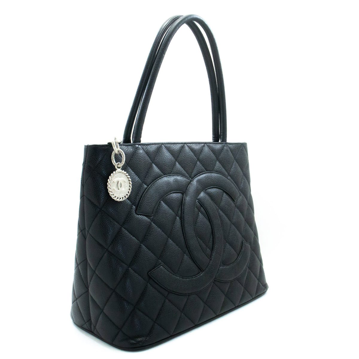 CHANEL Silberne Medaillon-Tasche aus genarbtem Kalbsleder mit Schulterriemen ap3 — Draufsicht hannari-shop