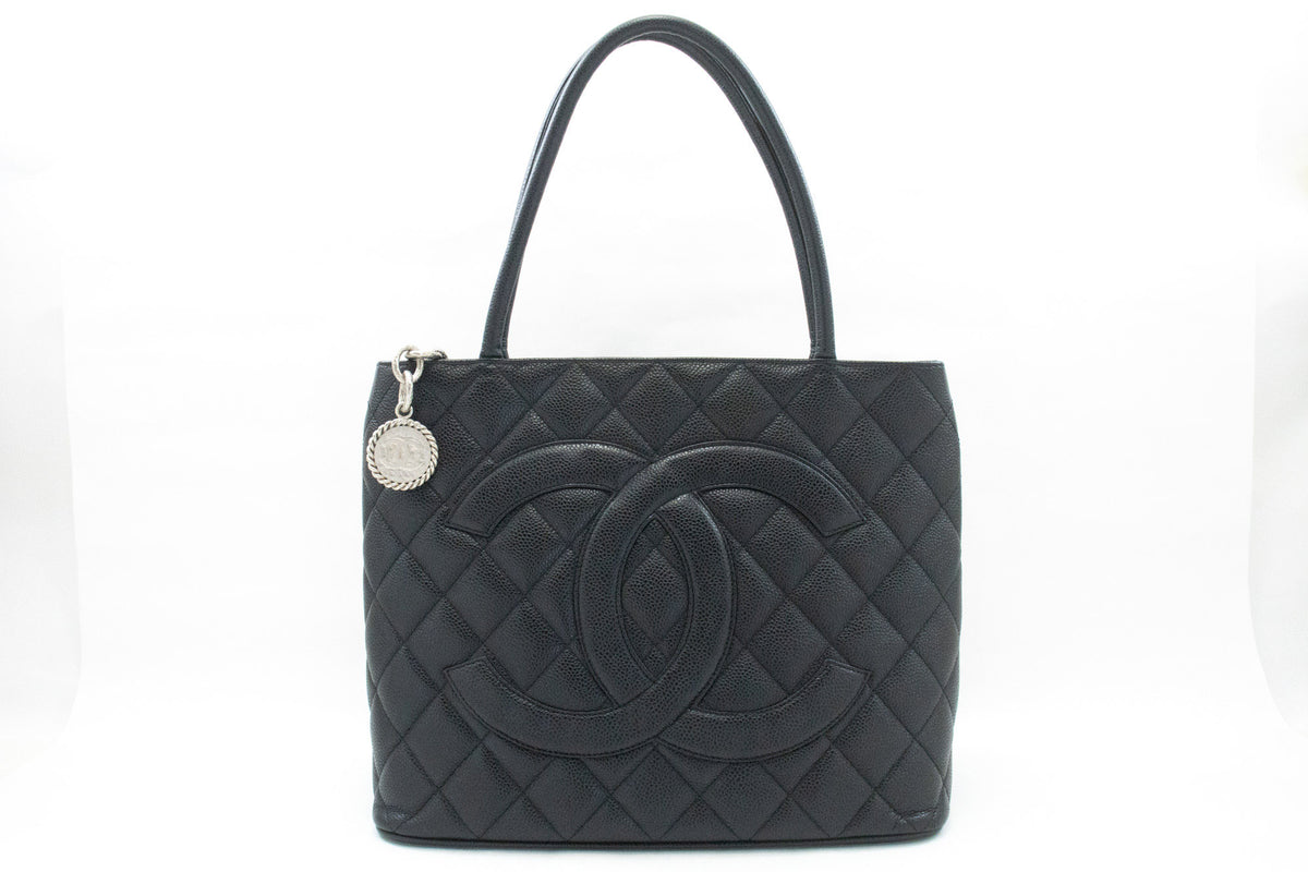 CHANEL Silberne Medaillon-Tasche aus genarbtem Kalbsleder mit Schulterriemen ap3 — Vorderseite hannari-shop