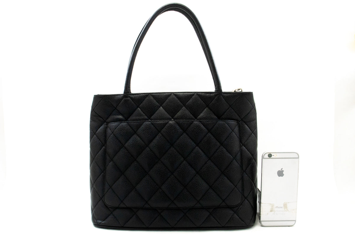 CHANEL Silberne Medaillon-Tasche aus genarbtem Kalbsleder mit Schulterriemen ap3 — Rückseite hannari-shop