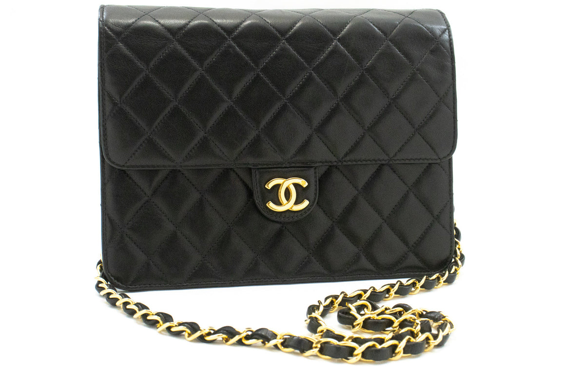 CHANEL Kleine Ketten-Umhängetasche Clutch Schwarz Gestepptes Überschlagmodell Lammleder ap4 — Vorderseite hannari-shop