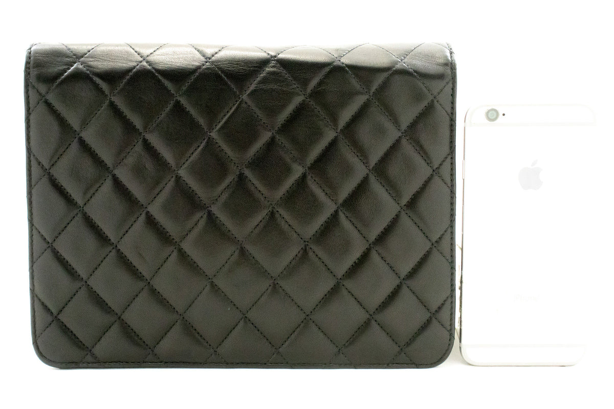 CHANEL Kleine Ketten-Umhängetasche Clutch Schwarz Gestepptes Überschlagmodell Lammleder ap4 — Rückseite hannari-shop