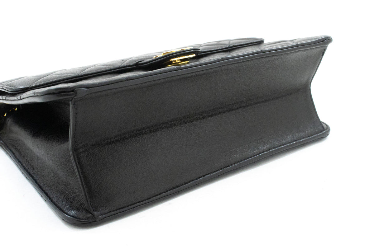 CHANEL Kleine Ketten-Umhängetasche Clutch Schwarz Gestepptes Überschlagmodell Lammleder ap4 — Unterseite hannari-shop