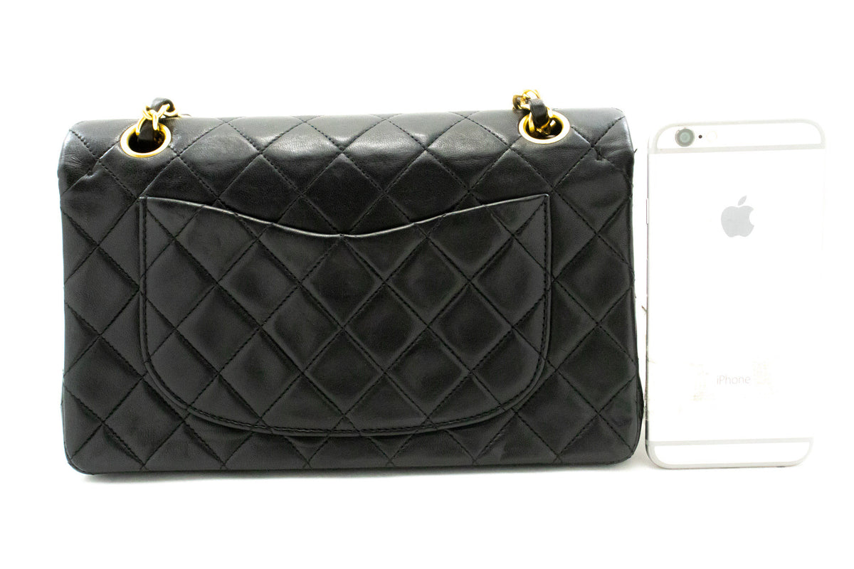 CHANEL Classic Double Flap 9" Chain Shoulder Bag Schwarzes Lammleder ap2 — Rückseite hannari-shop