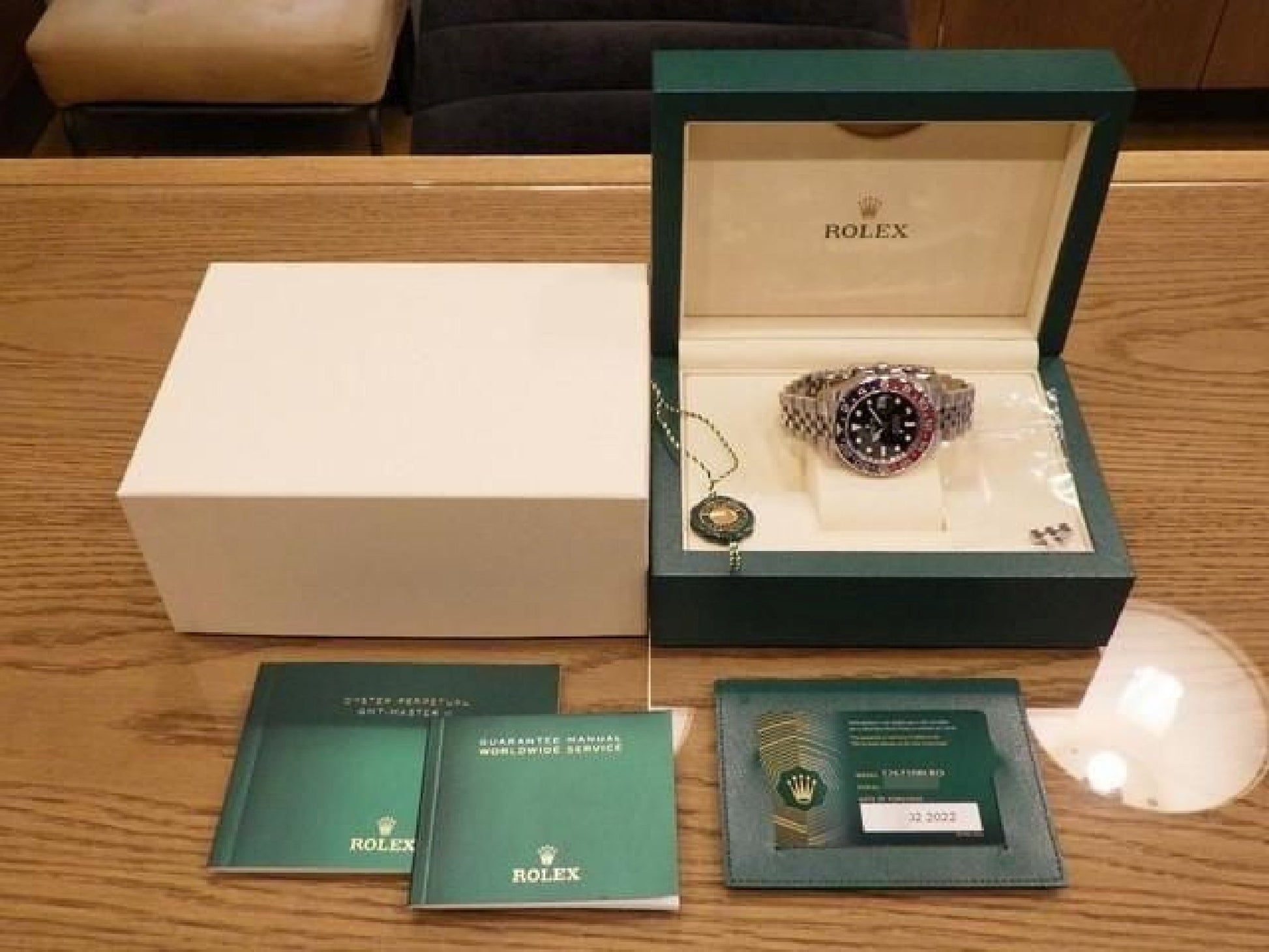 ROLEX GMT MasterII mit rot-blauer Lünette, Jubilee-Armband, Modell 126710BLRO, Baujahr '22, Herren, Seriennummer 191676704, hannari-shop