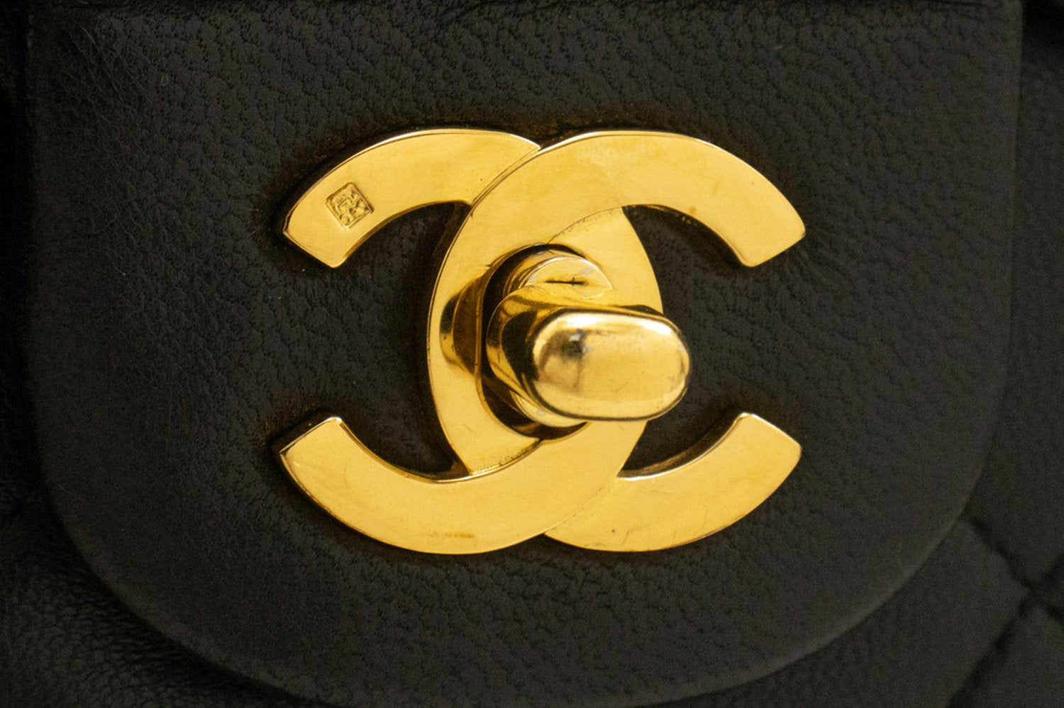 CHANEL Classic Double Flap 10" Kettenschultertasche aus schwarzem Lammleder am3 hannari-shop