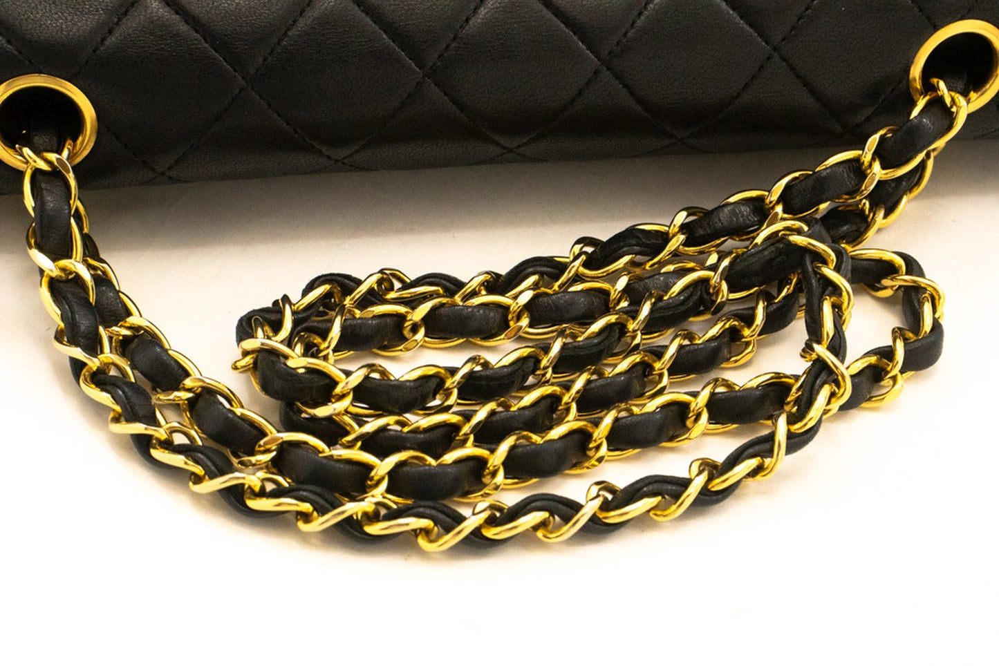 CHANEL Classic Double Flap 10" Kettenschultertasche aus schwarzem Lammleder am3 hannari-shop