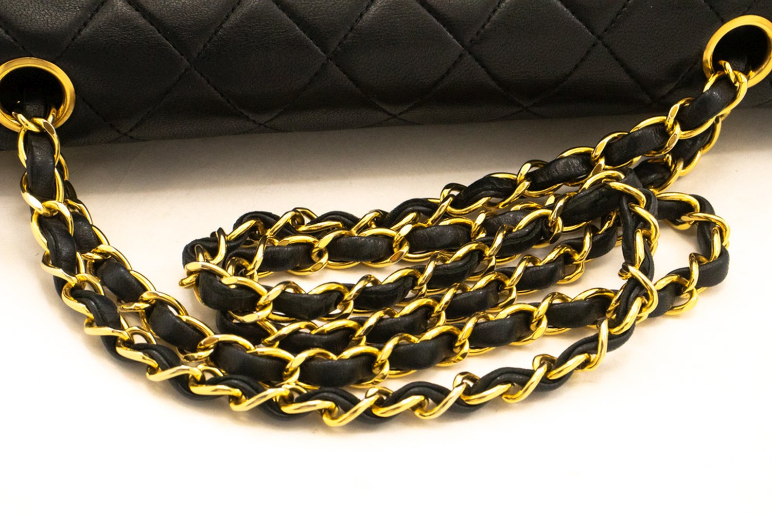 CHANEL Classic Double Flap 10" Kettenschultertasche aus schwarzem Lammleder am3 hannari-shop