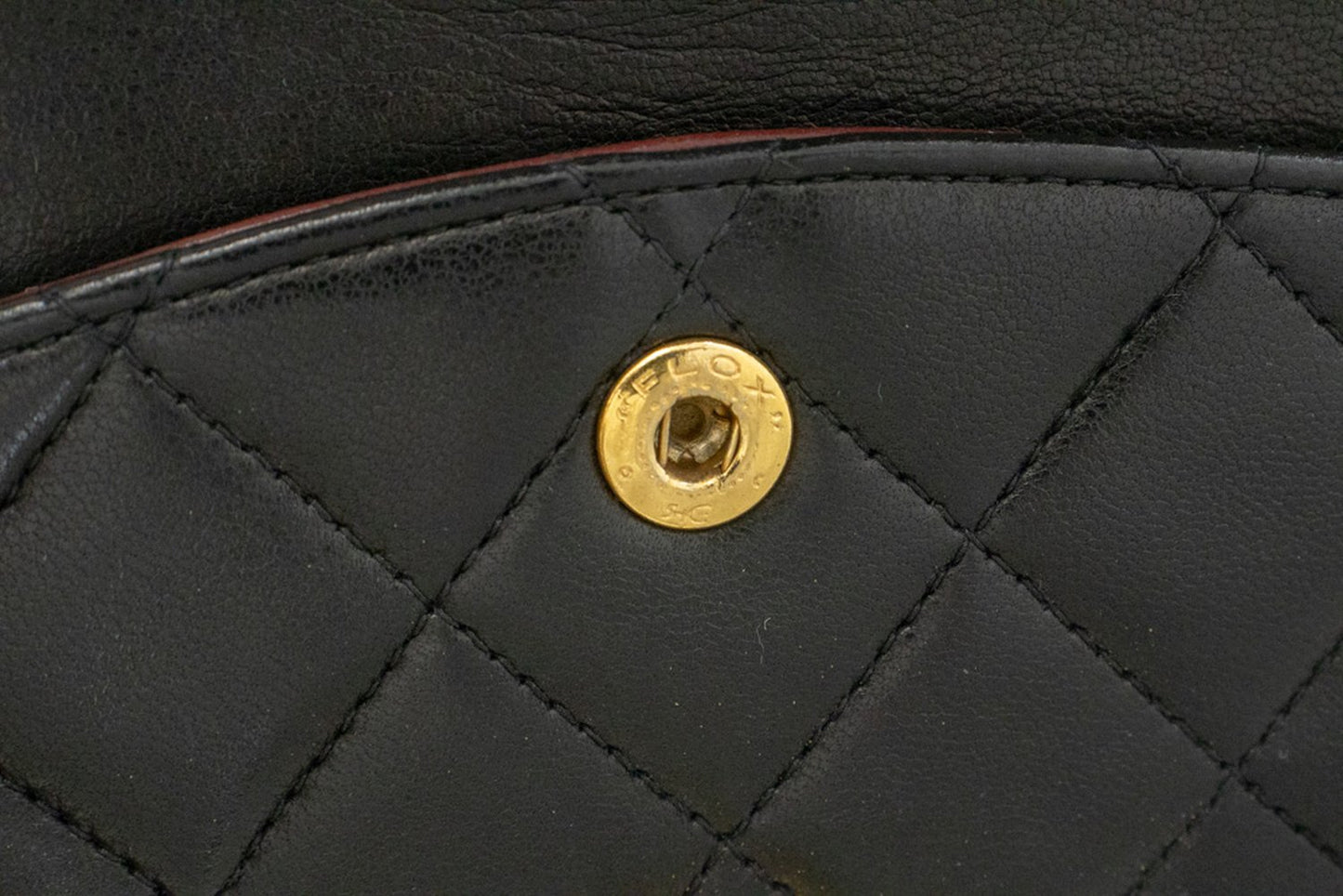 CHANEL Classic Double Flap 10" Kettenschultertasche aus schwarzem Lammleder am3 hannari-shop