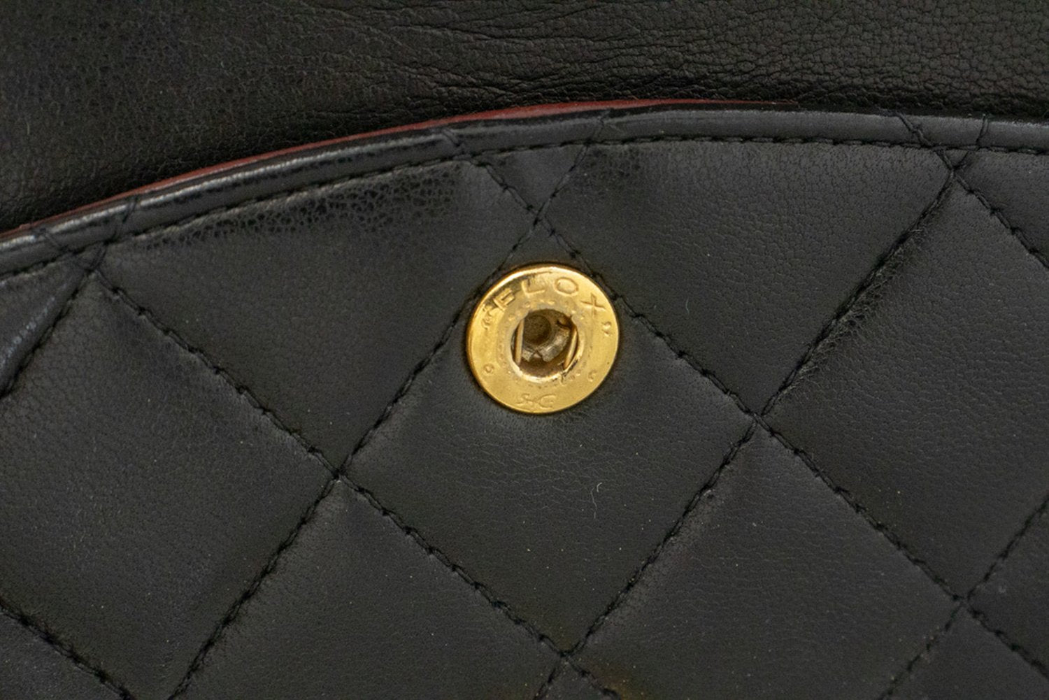 CHANEL Classic Double Flap 10" Kettenschultertasche aus schwarzem Lammleder am3 hannari-shop