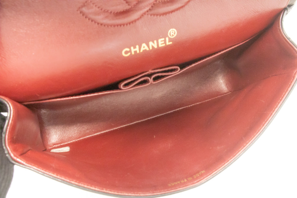 CHANEL Classic Double Flap 10" Kettenschultertasche aus schwarzem Lammleder am3 hannari-shop