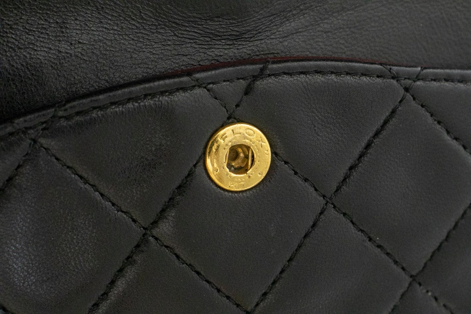 CHANEL Classic Double Flap 10" Kettenschultertasche aus schwarzem Lammleder am2 hannari-shop