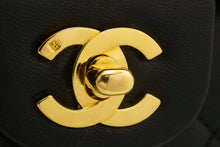 CHANEL Klassische 10"-Schultertasche mit Doppelklappe und Kette, schwarzes Lammleder, m19
