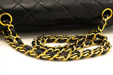 CHANEL Klassische 10"-Schultertasche mit Doppelklappe und Kette, schwarzes Lammleder, m19