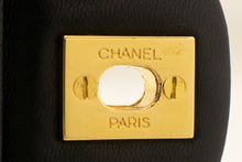 CHANEL Klassische 10"-Schultertasche mit Doppelklappe und Kette, schwarzes Lammleder, m19