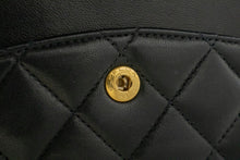 CHANEL Klassische 10"-Schultertasche mit Doppelklappe und Kette, schwarzes Lammleder, m19