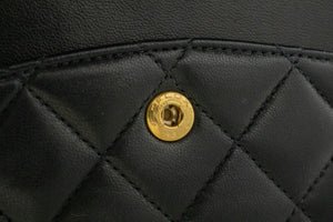CHANEL Klassische 10"-Schultertasche mit Doppelklappe und Kette, schwarzes Lammleder, m19