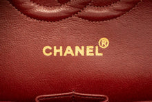 CHANEL Klassische 10"-Schultertasche mit Doppelklappe und Kette, schwarzes Lammleder, m19