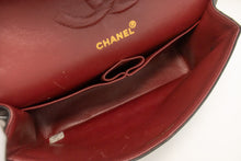 CHANEL Klassische 10"-Schultertasche mit Doppelklappe und Kette, schwarzes Lammleder, m19