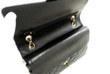 CHANEL Klassische 10"-Schultertasche mit Doppelklappe und Kette, schwarzes Lammleder, m19
