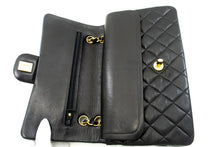CHANEL Klassische 10"-Schultertasche mit Doppelklappe und Kette, schwarzes Lammleder, m19
