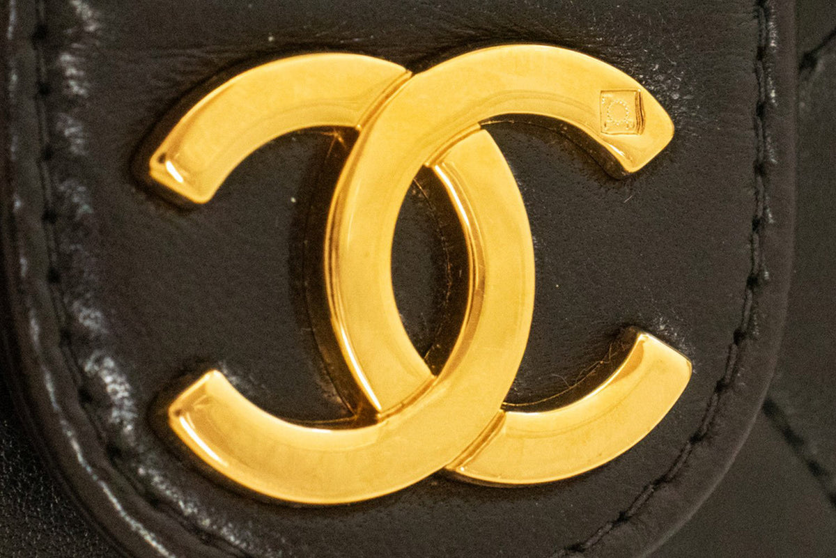 CHANEL Kleine Ketten-Umhängetasche Clutch Schwarz Steppung Überschlag Lammleder ao8 — Überschlag geöffnet hannari-shop