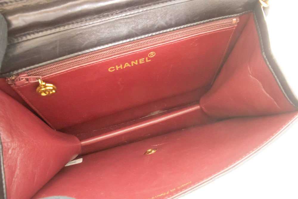 CHANEL Kleine Ketten-Umhängetasche Clutch Schwarz Steppung Überschlag Lammleder ao8 hannari-shop