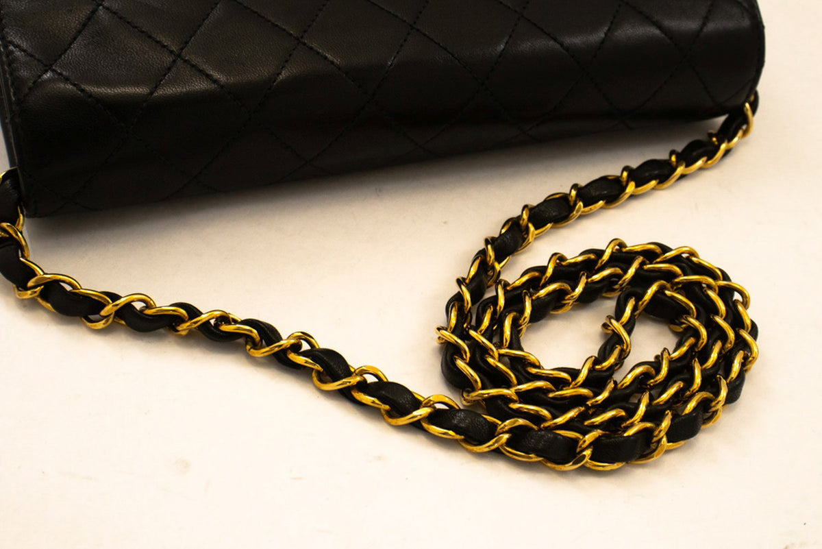 CHANEL Kleine Ketten-Umhängetasche Clutch Schwarz Gestepptes Klappmodell Lammleder ao7 — Klappe geöffnet hannari-shop