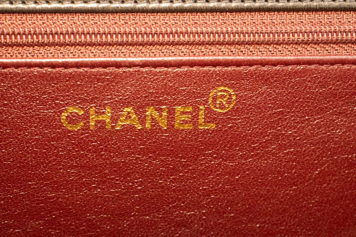 CHANEL Kleine Ketten-Umhängetasche Clutch Schwarz Gestepptes Klappmodell Lammleder ao7 hannari-shop