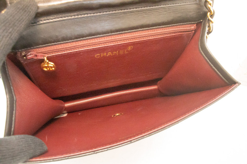 CHANEL Kleine Ketten-Umhängetasche Clutch Schwarz Gestepptes Klappmodell Lammleder ao7 hannari-shop