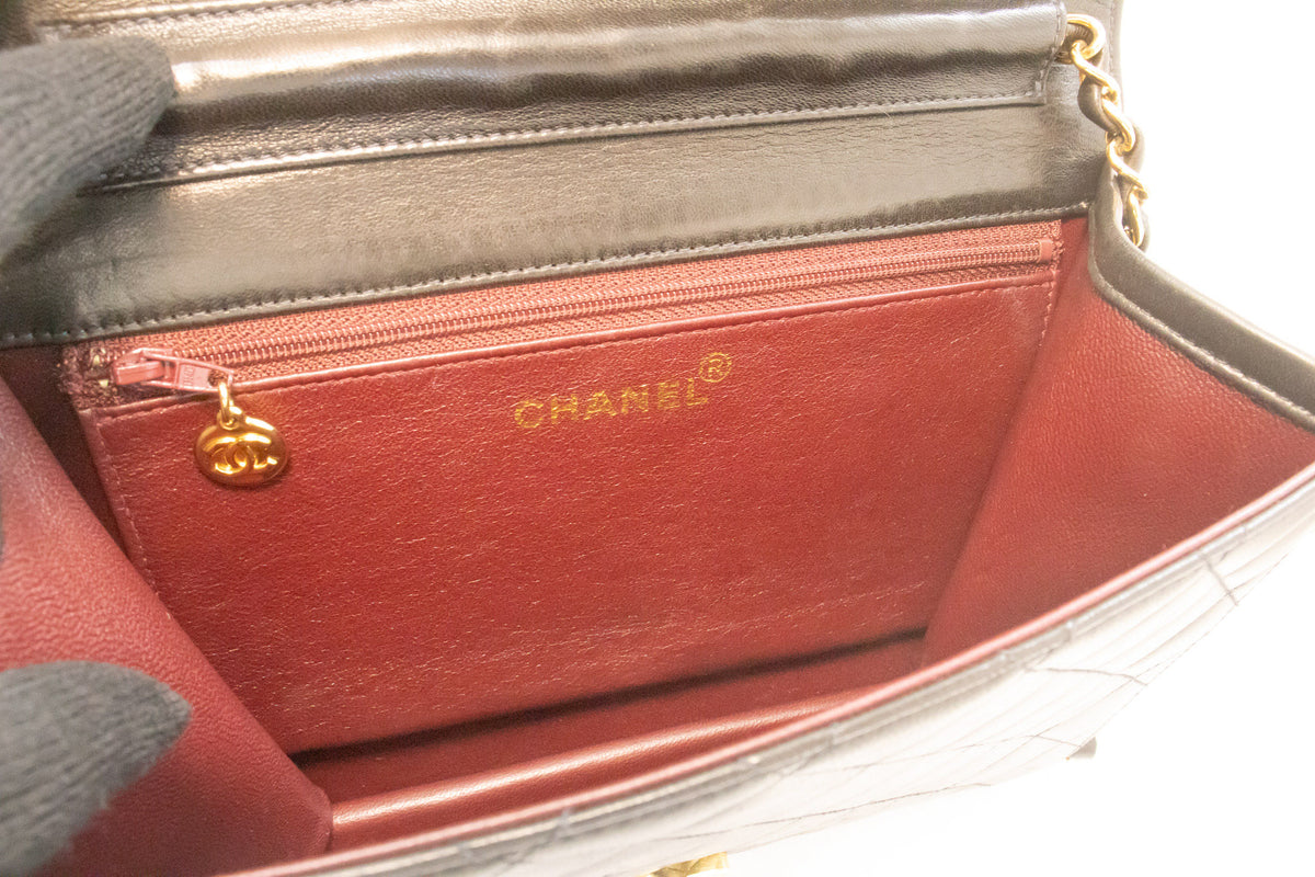 CHANEL Kleine Ketten-Umhängetasche Clutch Schwarz Gestepptes Klappmodell Lammleder ao7 hannari-shop