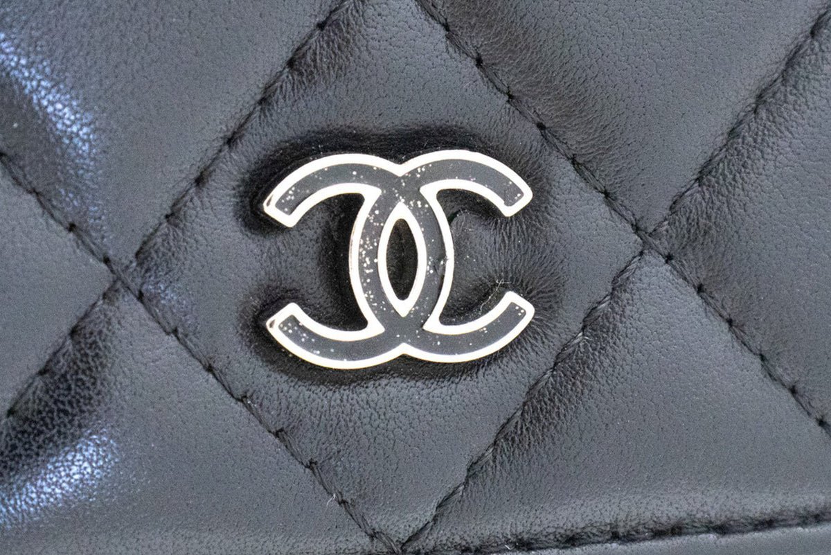 CHANEL Schwarze Classic Wallet On Chain WOC Schultertasche Lammleder SV ap8 — Klappe geöffnet hannari-shop