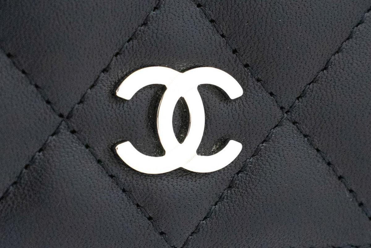 CHANEL Schwarze Classic Wallet On Chain WOC Umhängetasche aus Lammleder ap5 — Klappe geöffnet hannari-shop