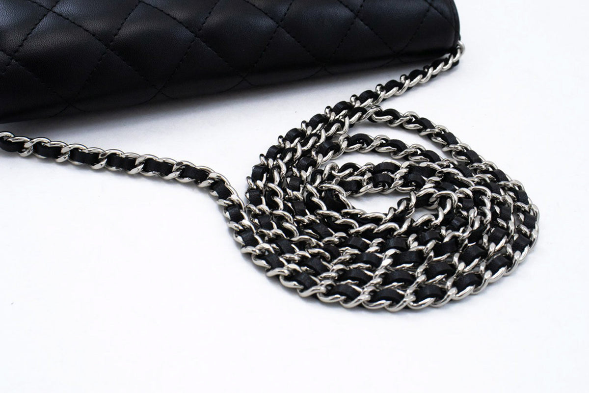 CHANEL Schwarze Classic Wallet On Chain WOC Umhängetasche aus Lammleder ap5 hannari-shop
