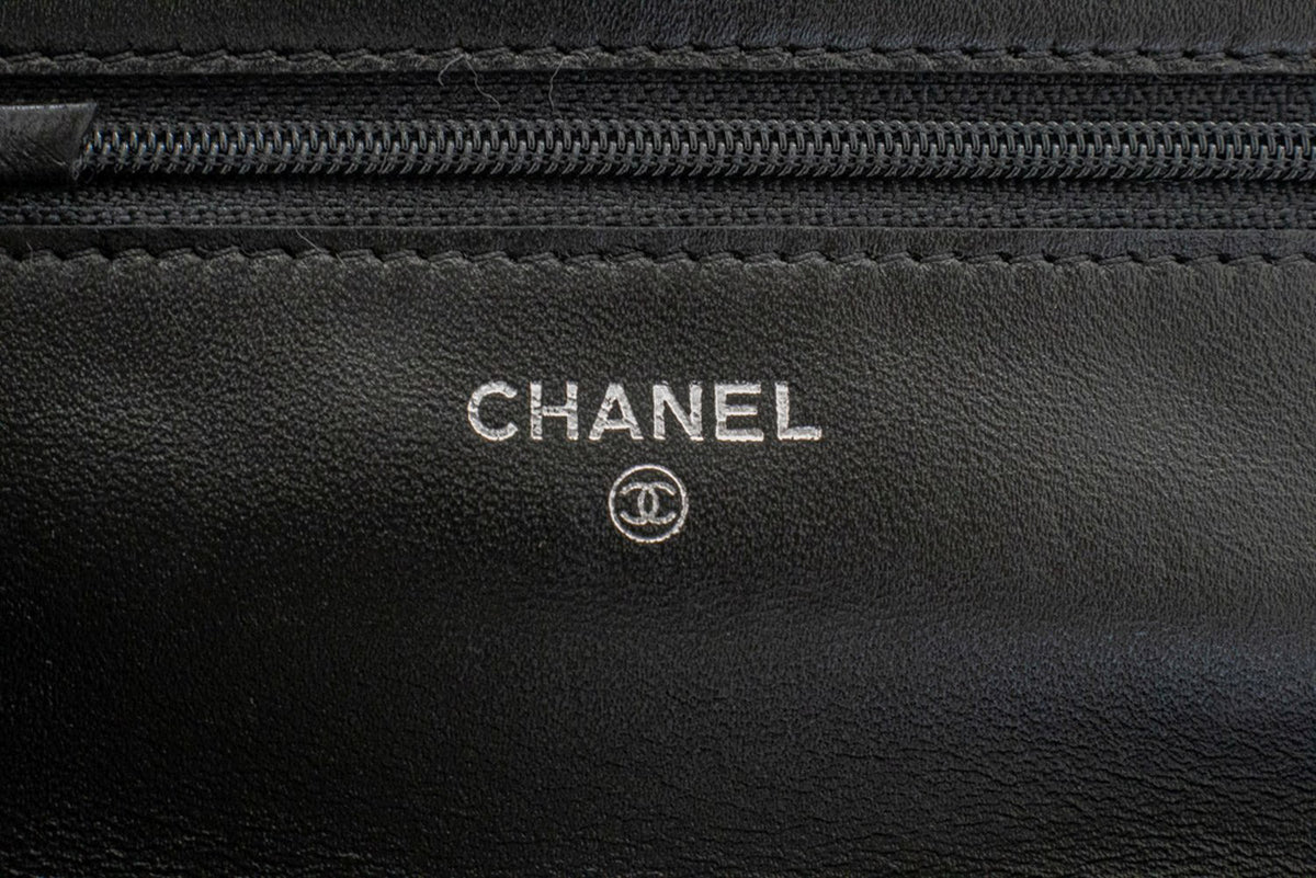 CHANEL Schwarze Classic Wallet On Chain WOC Umhängetasche aus Lammleder ap5 hannari-shop
