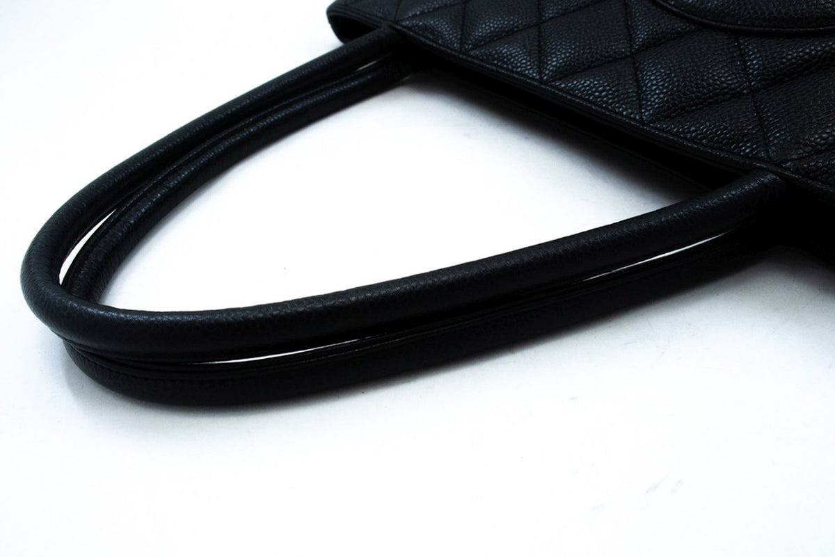 CHANEL Silberne Medaillon-Tasche aus genarbtem Kalbsleder mit Schulterriemen ap3 — Klappe geöffnet hannari-shop