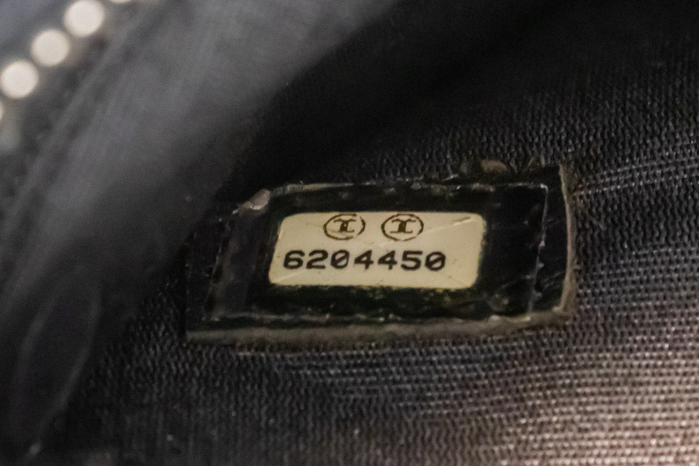 CHANEL Silberne Medaillon-Tasche aus genarbtem Kalbsleder mit Schulterriemen ap3 hannari-shop