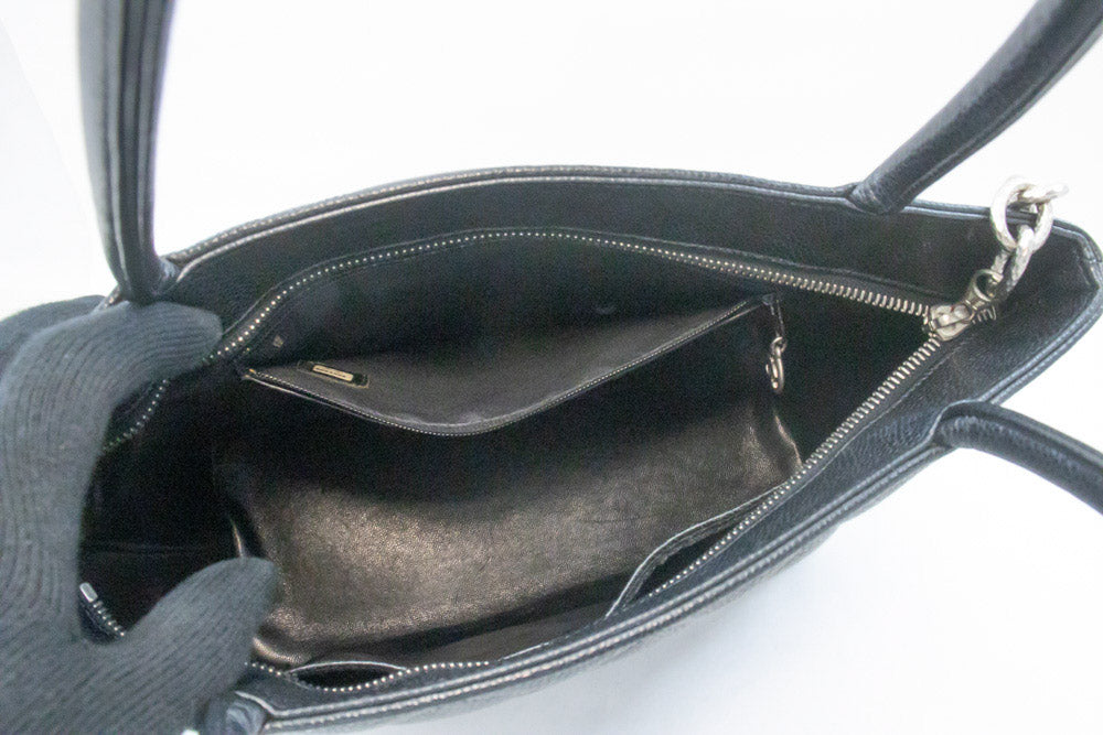 CHANEL Silberne Medaillon-Tasche aus genarbtem Kalbsleder mit Schulterriemen ap3 hannari-shop