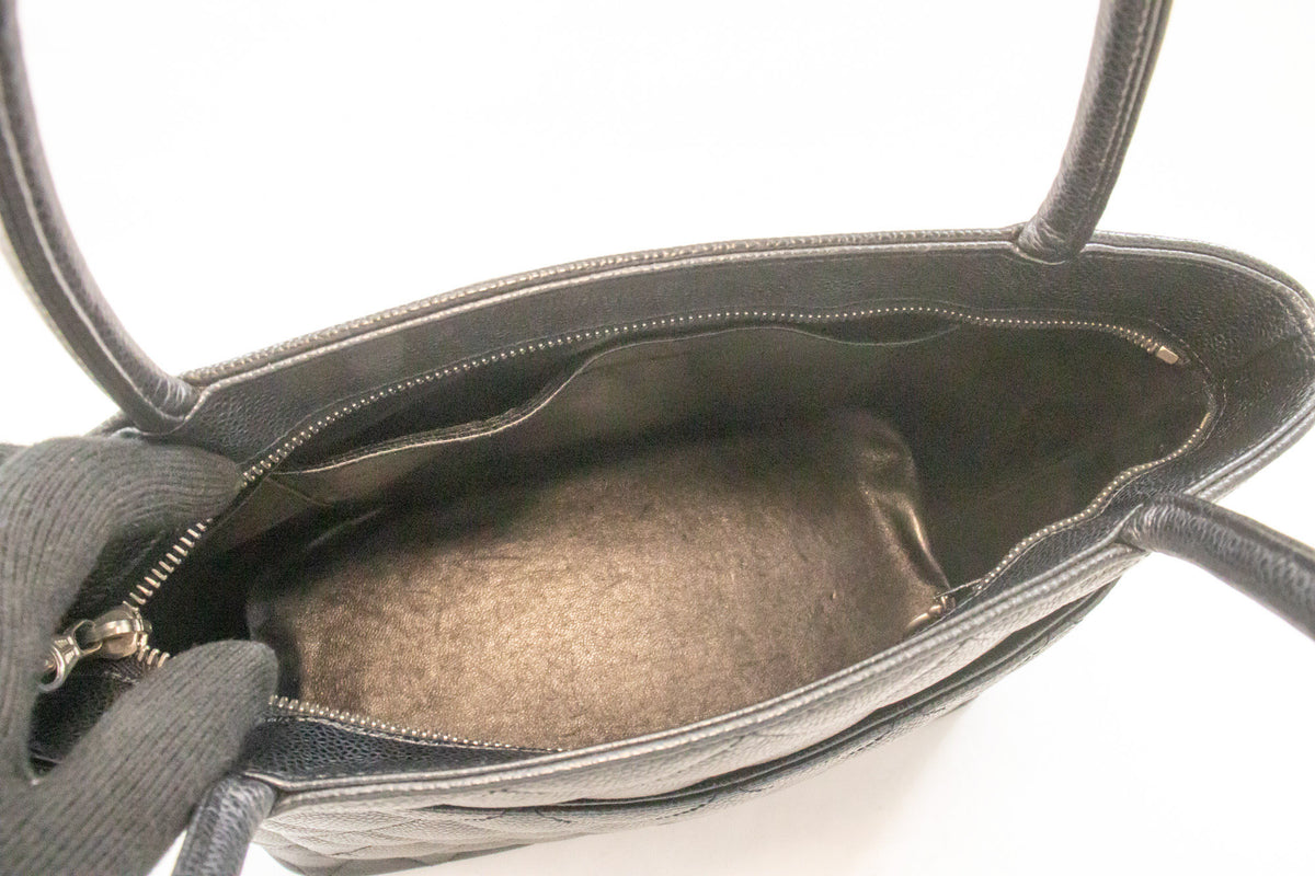 CHANEL Silberne Medaillon-Tasche aus genarbtem Kalbsleder mit Schulterriemen ap3 hannari-shop