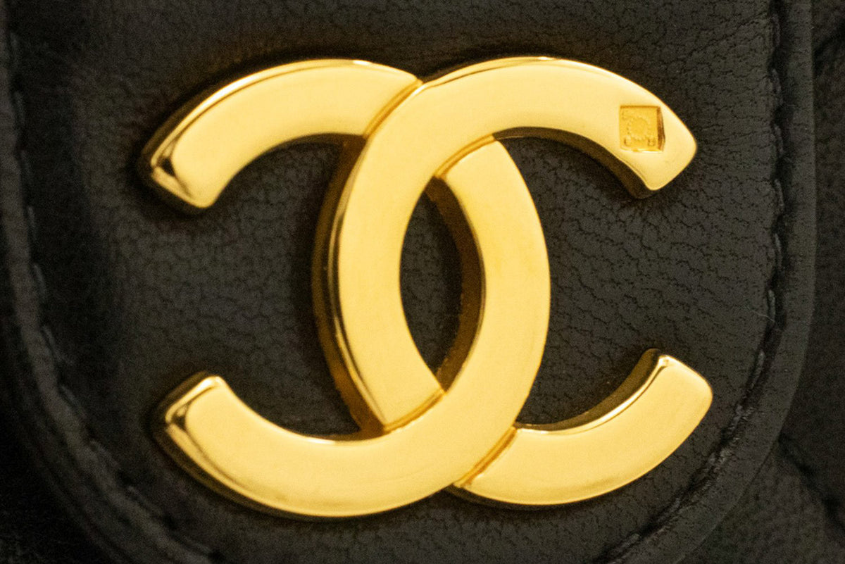 CHANEL Kleine Ketten-Umhängetasche Clutch Schwarz Gestepptes Überschlagmodell Lammleder ap4 — Überschlag geöffnet hannari-shop