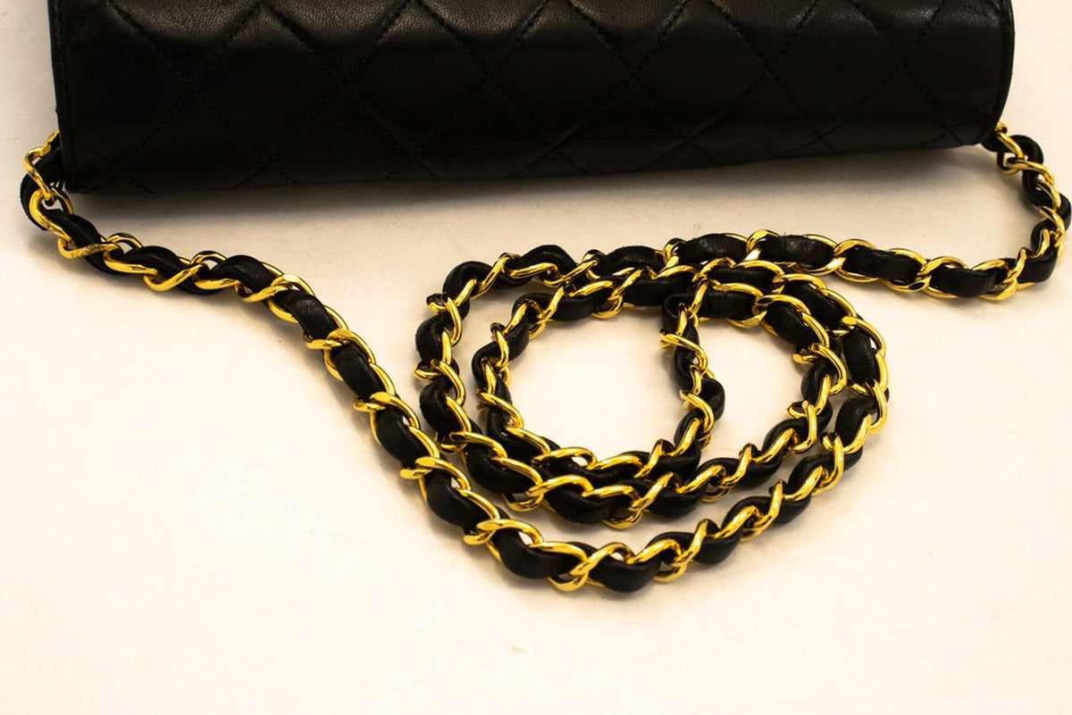 CHANEL Kleine Ketten-Umhängetasche Clutch Schwarz Gestepptes Überschlagmodell Lammleder ap4 hannari-shop