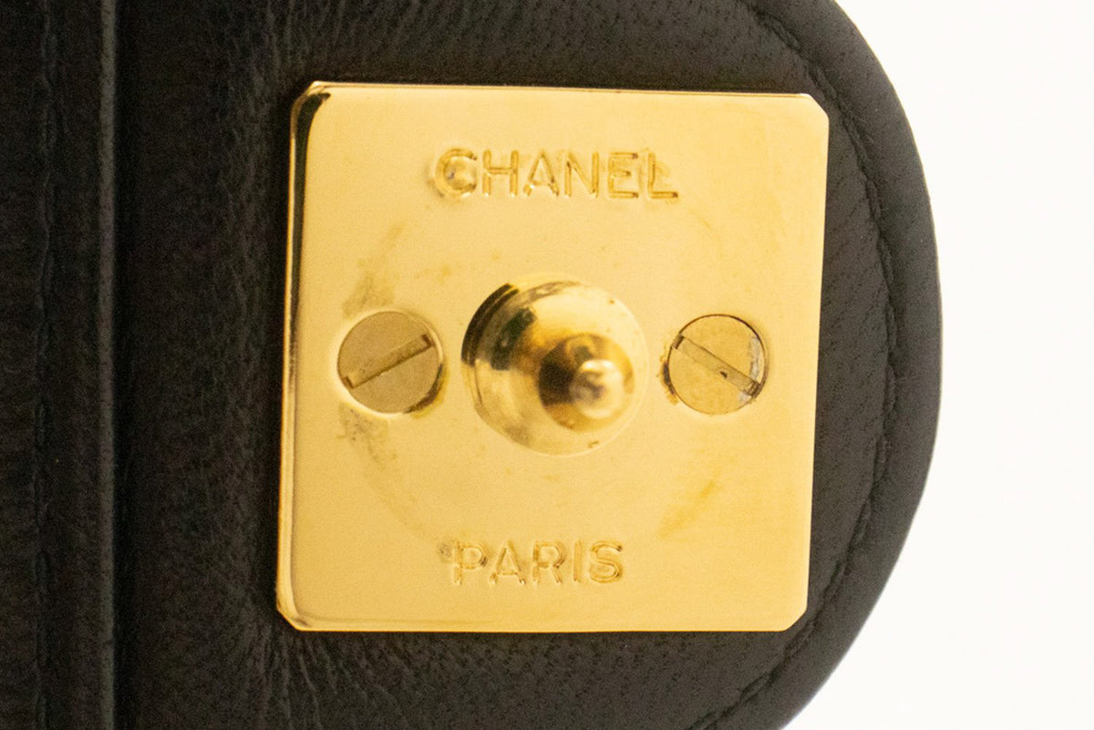 CHANEL Kleine Ketten-Umhängetasche Clutch Schwarz Gestepptes Überschlagmodell Lammleder ap4 hannari-shop