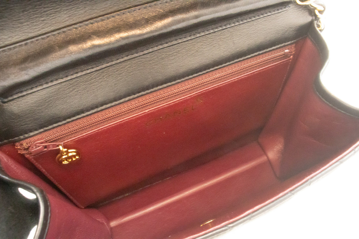 CHANEL Kleine Ketten-Umhängetasche Clutch Schwarz Gestepptes Überschlagmodell Lammleder ap4 hannari-shop