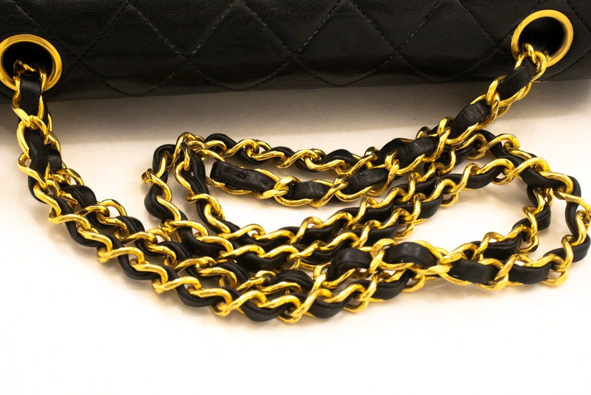 CHANEL Classic Double Flap 9" Chain Shoulder Bag Schwarzes Lammleder ap2 — Klappe geöffnet hannari-shop